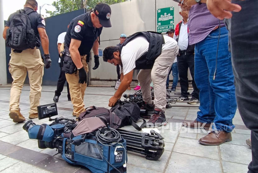 Pakar bahan peledak memeriksa tas sebelum kunjungan Presiden Daniel Noboa di saluran Televisi TC di Guayaquil, Ekuador, (12/1/2024). 