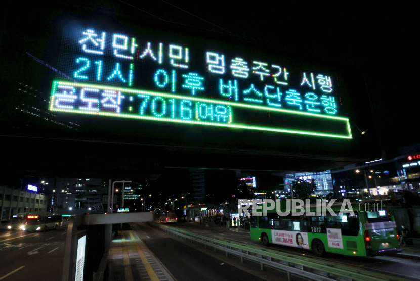  Sebuah tanda di halte bus di Stasiun Seoul mengumumkan pengurangan layanan bus larut malam sebagai bagian dari langkah-langkah untuk mencegah penyebaran virus corona baru, di Seoul, Korea Selatan, 31 Agustus 2020.