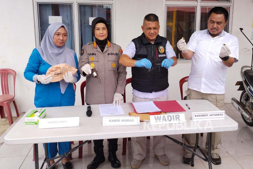 Polda Lampung beberkan barang bukti milik Yusuf residivis begal motor di Lampung yang ditembak polisi saat melawan petugas, Rabu (2/8/2023). 