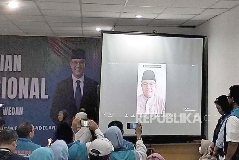 Calon presiden (capres) Anies Rasyid Baswedan saat memberikan sambutan dalam acara peresmian Posko Nasional Relawan Anies di wilayah Pejaten, Jakarta Selatan, secara daring, Jumat (1/9/2023).