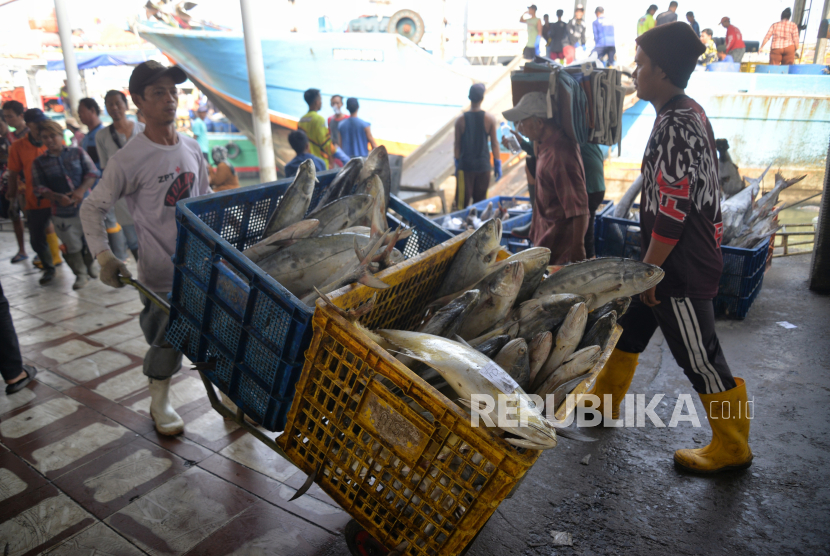 Para pekerja dan nelayan beraktivitas di Tempat Pelelangan Ikan (TPI) (ilustrasi).