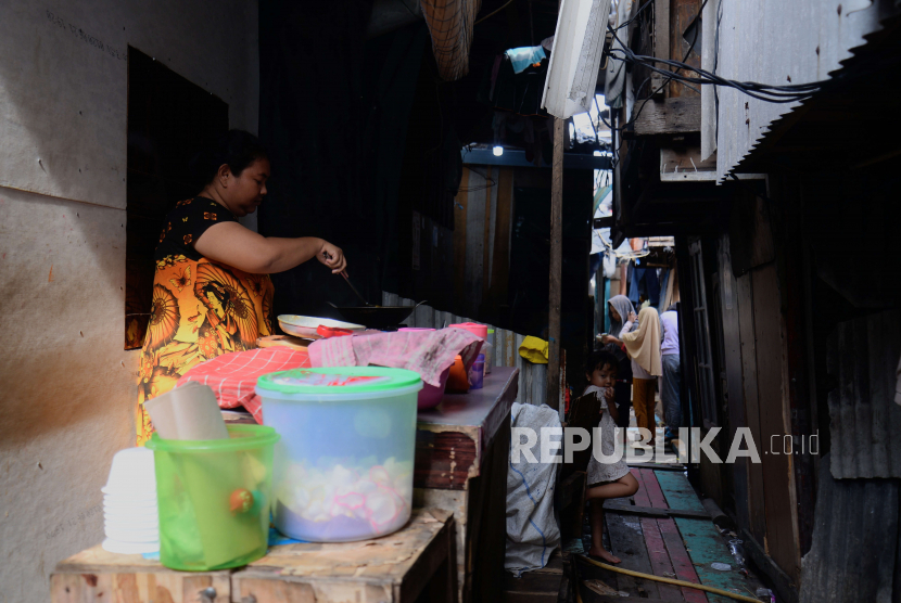 Warga beraktivitas di lorong hunian yang berada diatas laut di kawasan Penjaringan, Jakarta Utara, Senin (30/1/2023). Kemiskinan ekstrem turun ke level 1,12 persen.