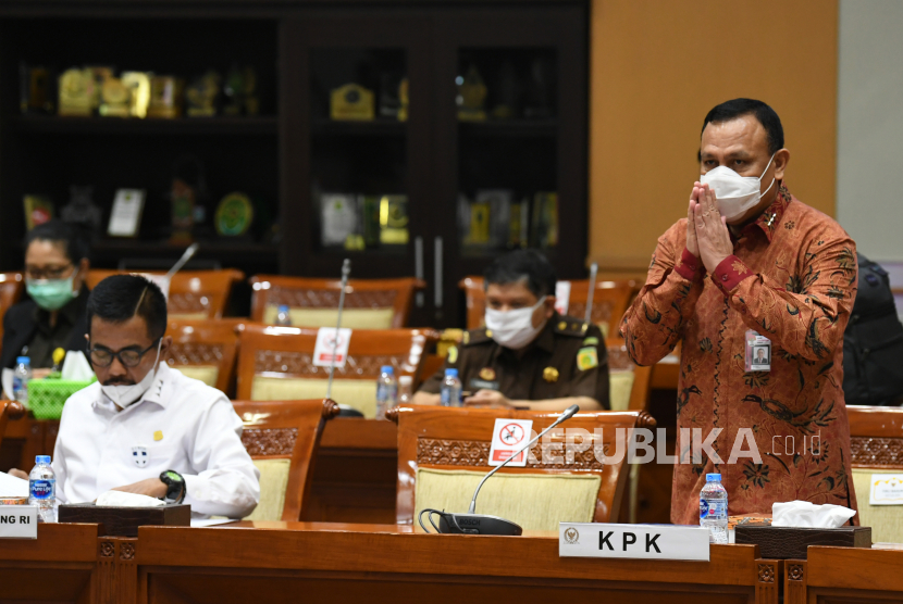 Ketua Komisi Pemberantasan Korupsi (KPK) Firli Bahuri (kanan)