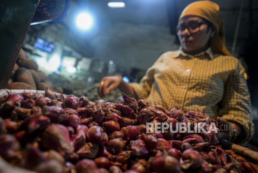 Pedagang memilih bawang merah di pasar (ilustrasi). Pemerintah Provinsi Maluku Utara (Malut) menyatakan menjamin ketersediaan pangan untuk kebutuhan masyarakat jelang perayaan Idul Adha 1443 Hijriah di sana.