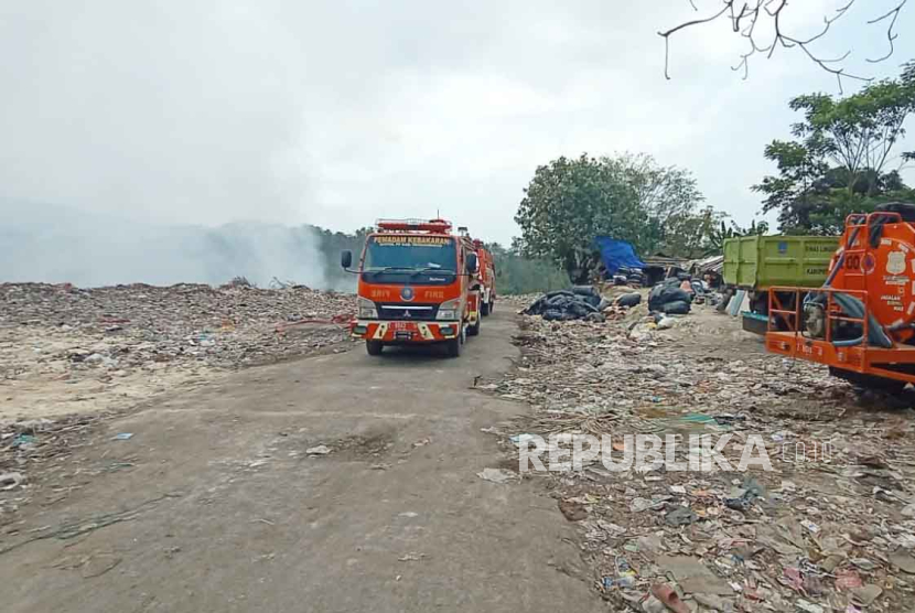 Penanganan kebakaran di area TPA Purbahayu, Desa Purbahayu, Kecamatan Pangandaran, Kabupaten Pangandaran, pada Senin (9/10/2023). 