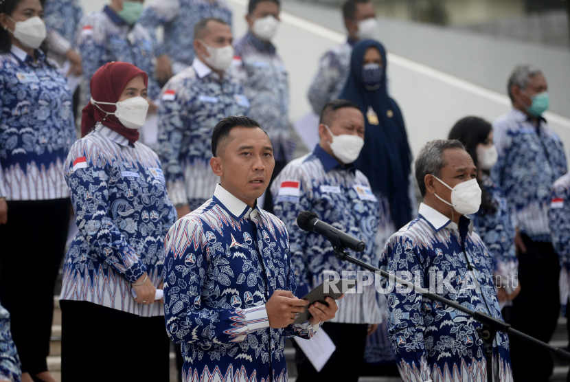 Ketua Fraksi Partai Demokrat DPR RI Edhie Baskoro Yudhoyono memimpin pembacaan ikrar kesetiaan di Kompleks Parlemen, Senayan, Jakarta, Senin (15/3). Pembacaan ikrar kesetiaan yang diikuti oleh para anggota fraksi Partai Demokrat DPR RI tersebut menyatakan kesetiaan terhadap konstitusi Partai Demokrat yang menetapkan Agus Harimurti Yudhoyono (AHY) sebagai ketua umum hasil Kongres V Partai Demokrat tahun 2020.Prayogi/Republika 