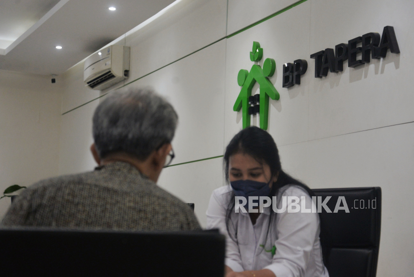 Petugas melayani peserta tabungan perumahan rakyat (Tapera) di Kantor Pelayanan Badan Pengelola (BP) Tapera, Jakarta, (ilustrasi)