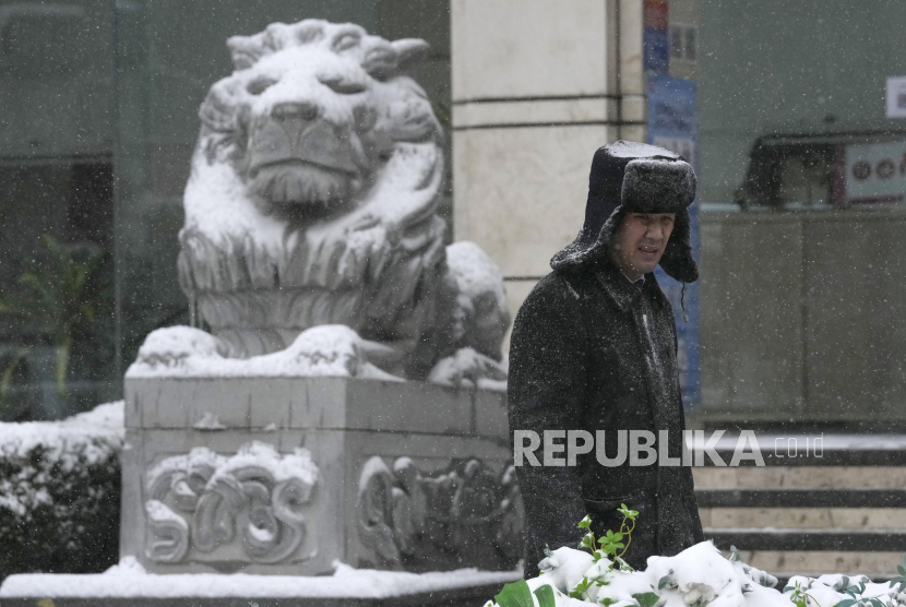 Cuaca dingin yang melanda Tiongkok membawa hujan salju yang jarang terjadi hingga provinsi Guangdong di Selatan.