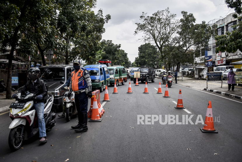 Petugas gabungan mengatur arus lalu lintas di pos pemeriksaan Pembatasan Sosial Berskala Besar (PSBB) di Jalan Rajawali, Kota Bandung, Senin (4/5). Pembatasan Sosial Berskala Besar (PSBB) Bandung Raya  berakhir pada Selasa (5/5)