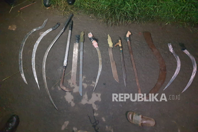 Sejumlah senjata tajam berhasil diamankan oleh Tim Patroli Raimas Macan Kumbang 852 Polresta Cirebon, saat menggagalkan tawuran di Kecamatan Depok, Kabupaten Cirebon, Sabtu (3/2/2024) sekitar pukul 01.30 WIB. 