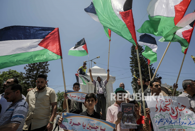Warga Palestina berdemonstrasi menentang serangan Israel di Jenin, Tepi Barat, 3 Juli 2023.