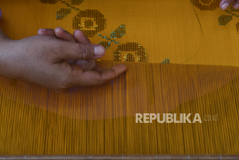 Perajin menenun kain tenun Donggala di Palu, Sulawesi Tengah, Jumat (15/7/2022) (ilustrasi). Kantor Perwakilan Bank Indonesia (KPwBI) Sulawesi Tenggara menyampaikan memberikan pendampingan kepada pelaku usaha mikro kecil dan menengah (UMKM) kain tenun Masalili di Kabupaten Muna yang menjadi binaan.