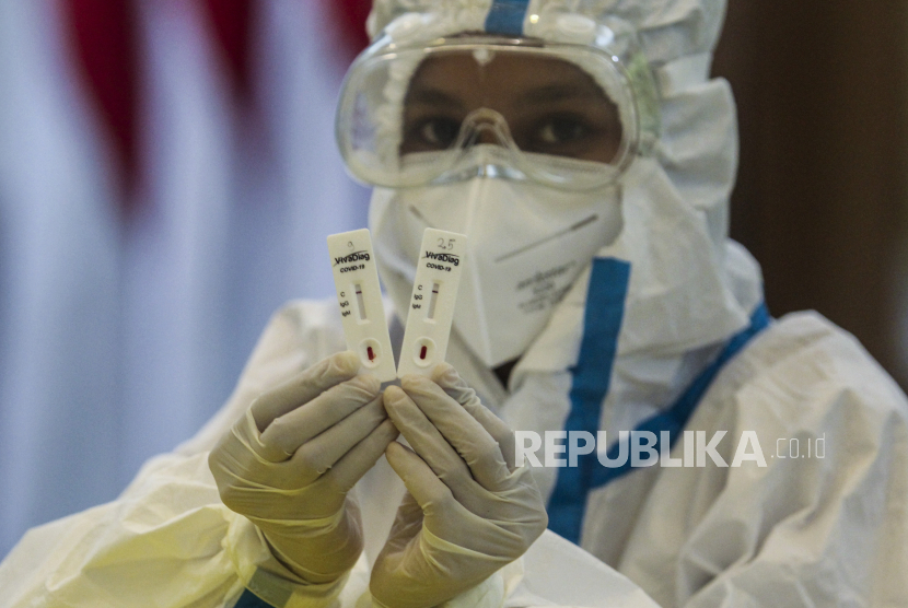Petugas medis menunjukan sampel darah saat rapid test atau pemeriksaan cepat COVID-19 di DPP Golkar, Slipi, Jakarta, Selasa (7/4/2020). Partai Golkar menyelenggarakan rapid test COVID-19 secara gratis bagi wartawan, kader, dan masyarakat guna memastikan kesehatan dan mengantisipasi penyebaran COVID-19