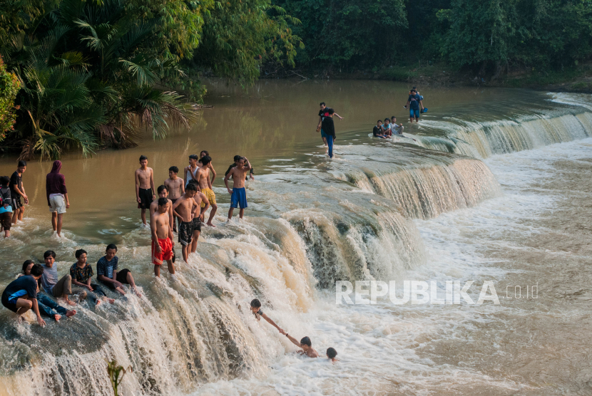 Pengunjung berwisata aliran sungai Bantahan di Kampung Bantahan di Kampung Bantahan, Lebak, Banten, Ahad (14/6/2020). Selama masa pandemi COVID-19 warga setempat memanfaatkan lokasi tersebut sebagai destinasi wisata terutama bagi wisatawan lokal