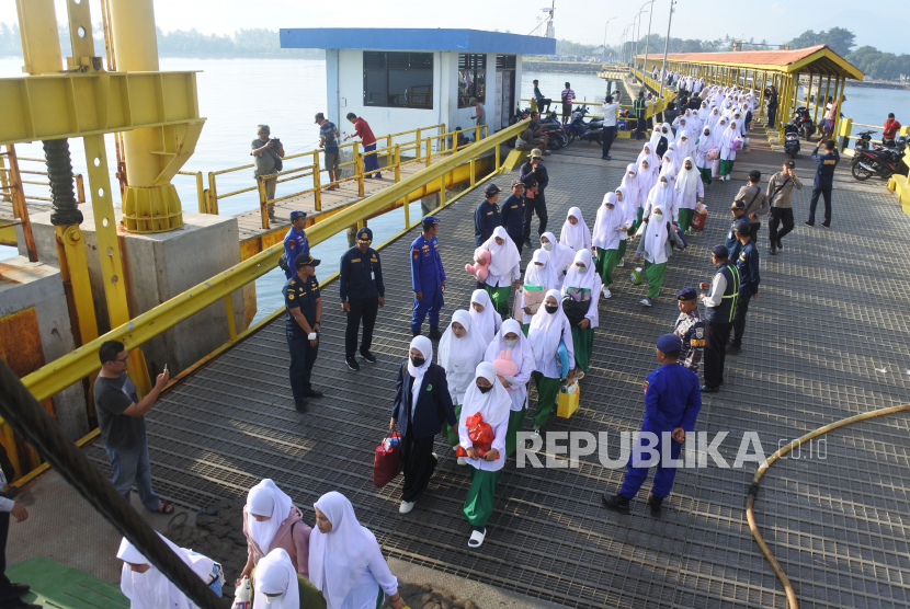Sejumlah santri antre menaiki kapal di Pelabuhan Jangkar, Situbondo, Jawa Timur, Kamis (16/3/2023). 