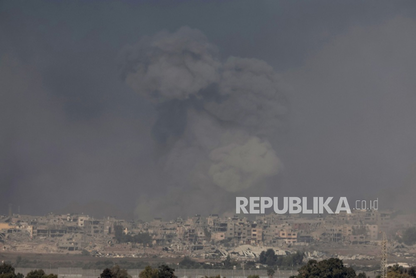 Asap mengepul dari bom serangan Israel di Jalur Gaza. Para influencer Gaza Serukan pemogokan global