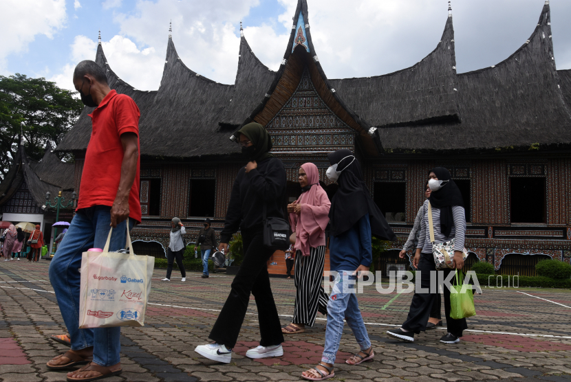 Wisatawan mengunjungi anjungan Sumatera Barat di Taman Mini Indonesia Indah (TMII), Jakarta Timur (ilustrasi)