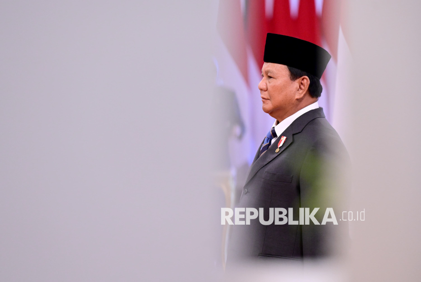 President Prabowo Subianto during the inauguration of Vice Chairman and member of the National Economic Council at the State Palace, Jakarta, Tuesday (5/11/2024). President Prabowo Subianto appointed Mari Elka Pangestu as Vice Chairman of the National Economic Council along with members Chatib Basri, Haryanto Adikoesoemo, Arief Anshory Yusuf, Heriyanto Irawan, Septian Hario Seto, and Firman Hidayat.