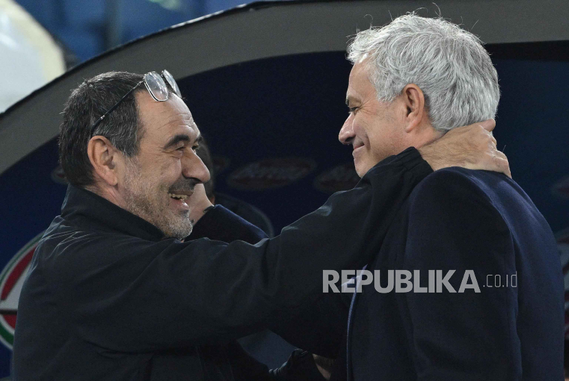  Pelatih Lazio Maurizio Sarri (kiri) dan Pelatih AS Roma Jose Mourinho (kanan). 