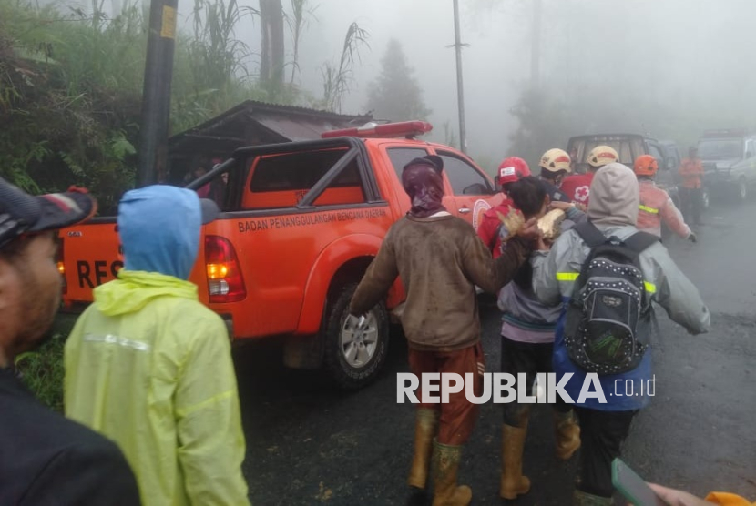 Tim gabungan melakukan evakuasi korban meninggal dunia yang tertimbun longsor di Kabupaten Pekalongan, Jawa Tengah, Senin (21/1)