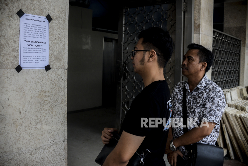 Sejumlah umat Islam membaca kertas tidak adanya pelaksanaan Shalat Jumat di Masjid Istiqlal, Jakarta. (ilustrasi)