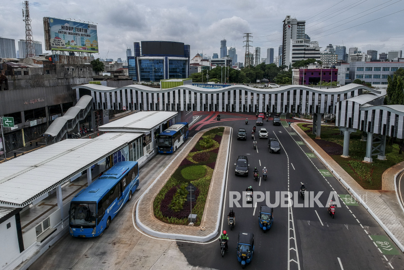 Sejumlah bus Transjakarta menunggu penumpang di kawasan Senen, Jakarta