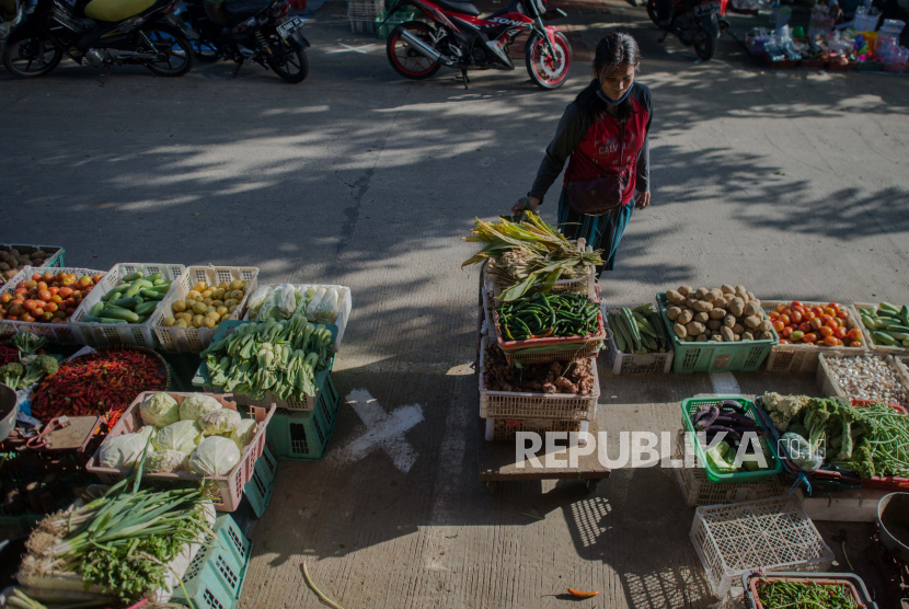Sejumlah pedagang menerapkan jarak fisik saat berjualan di Pasar Perumnas Klender, Jakarta, Selasa (16/6). Perumda Pasar Jaya mulai menerapan protokol kesehatan serta jarak fisik untuk pedagang pada masa pembatasan sosial berskala besar (PSBB) transisi sebagai upaya menekan penyebaran COVID-19 di wilayah pasar tradisional