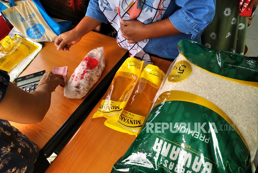 Warga antre membeli sembako saat Gelar Operasi Pasar Murah (Gelora) - ilustrasi