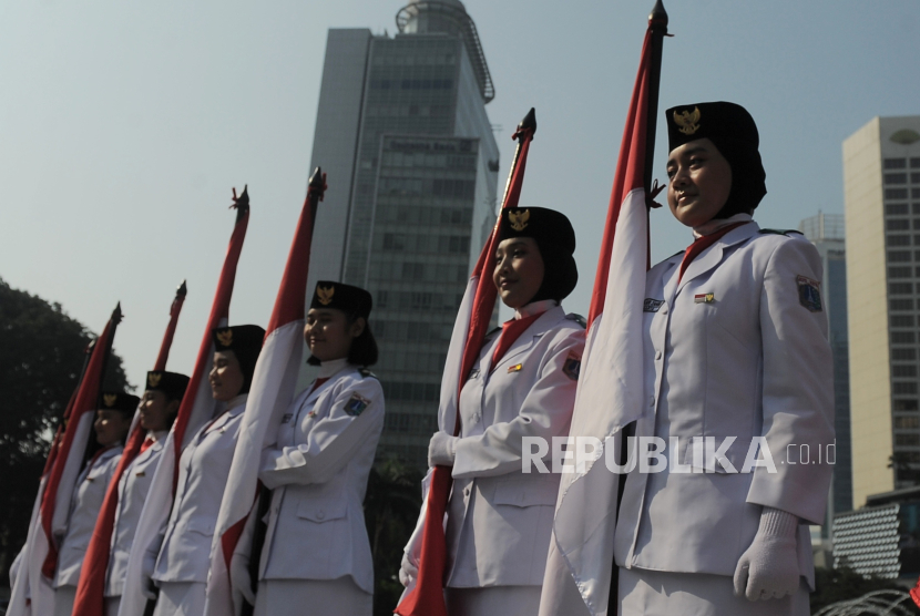 Pasukan pengibar bendera (Paskibra) melakukan pengibaran bendera Merah Putih saat di Bundaran Hotel Indonesia, Jakarta, Kamis (15/8/2024). Pengibaran bendera tersebut dilakukan selama Agustus sebagai bagian dari program Bulan Kebangsaan untuk menyambut HUT ke-79 Kemerdekaan Republik indonesia sekaligus meningkatkan kecintaan masyarakat terhadap Tanah Air.