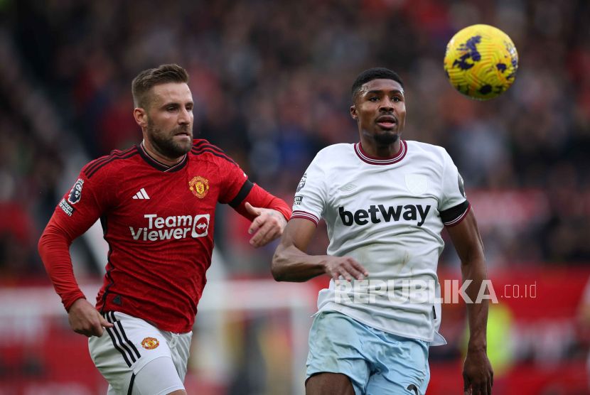 Luke Shaw of Manchester United (L) in action against Ben Johnson of West Ham (R() during the English Premier League match between Manchester United and West Ham United in Manchester, Britain, 04 February 2024.   