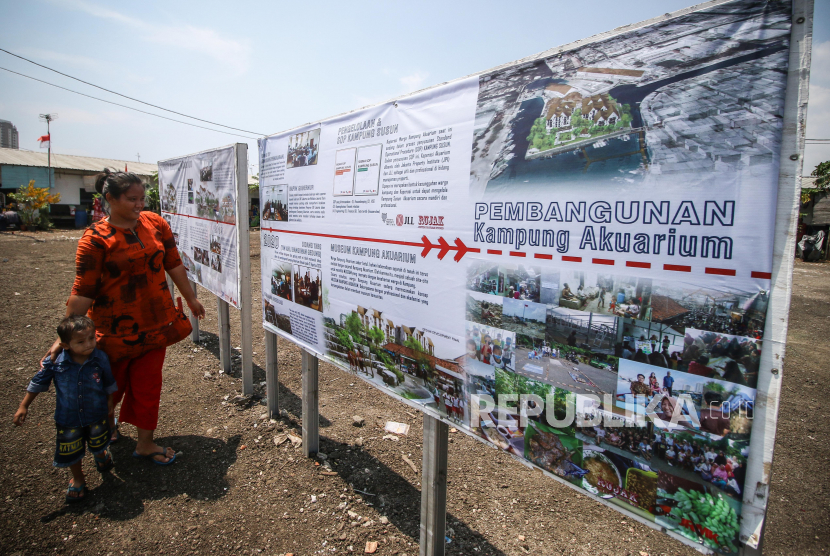 Warga melihat gambar rencana pembangunan Kampung Susun Akuarium, Penjaringan, Jakarta Utara.