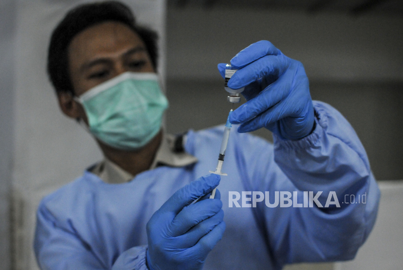 Petugas kesehatan menyiapkan vaksin Covid-19. ilustrasi Republika/Putra M. Akbar