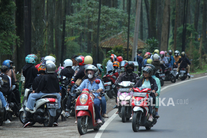 Pengunjung menikmati suasana di kawasan hutan pinus Cikole JalanTangkuban Parahu, Kecamatan Lembang, Kabupaten Bandung.