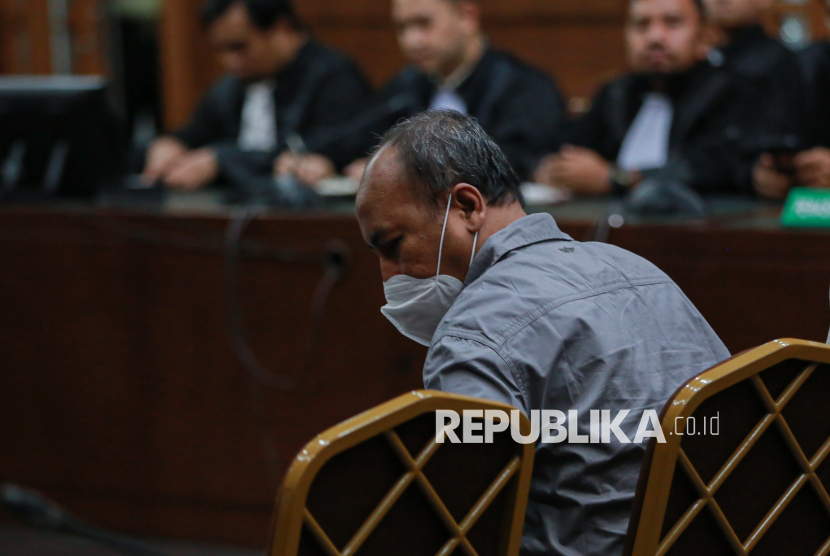 Terdakwa kasus dugaan suap terhadap putusan lepas perkara korupsi pemberian fasilitas ekspor minyak sawit mentah (CPO) Ali Muhtarom.