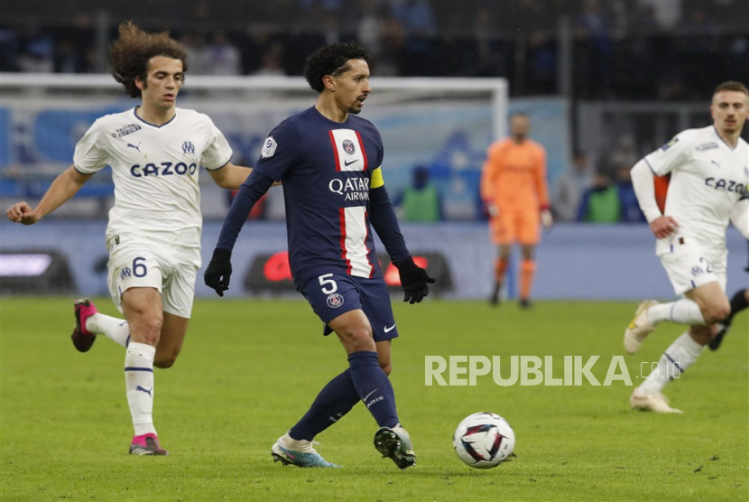 Marquinhos (kanan) dari Paris Saint Germain 