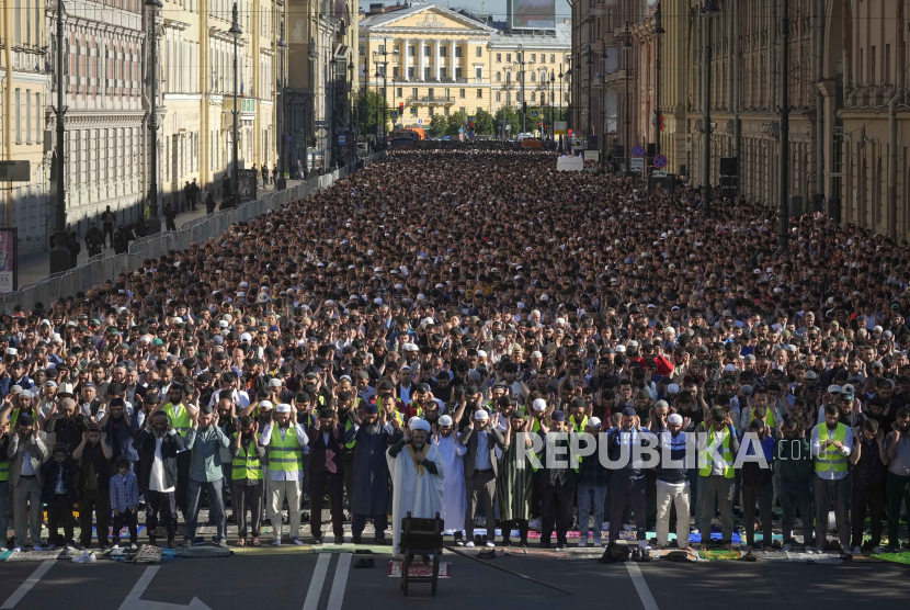 Umat ​​​​Muslim melaksanakan salat Idul Adha di jalan pusat Moskovsky saat perayaan di St. Petersburg, Rusia, Ahad, 16 Juni 2024.
