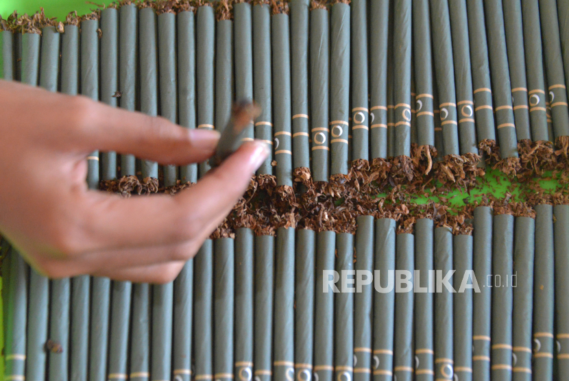 Pekerja menyelesaikan produksi rokok kretek tradisional di salah satu Industri Kecil Menengah (IKM),  Kabupaten Aceh Besar, Aceh, Kamis (27/7/2023). 