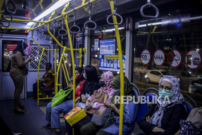 Sejumlah penumpang menaiki Bus Transjakarta di Jakarta, Kamis (21/10). PT. Transportasi Jakarta (Transjakarta) memberlakukan kapasitas angkut penumpang sebesar 100 persen pada masa PPKM level 2. Republika/Putra M. Akbar