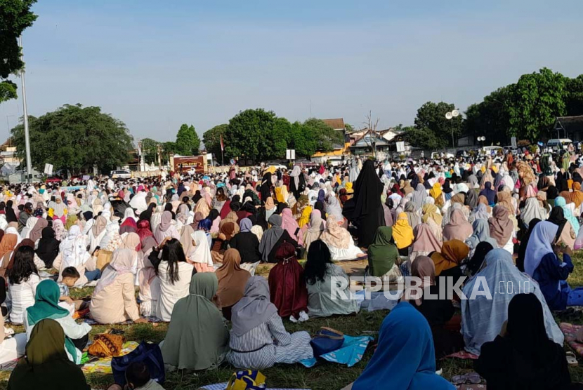Ribuan jamaah yang melaksanakan Sholat Id padati Alun-alun Selatan, Kota Yogyakarta, Jumat (21/4/2023).