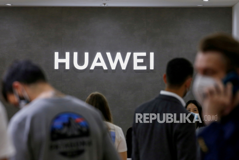 Logo Huawei terlihat di sebuah pameran teknologi. ilustrasi