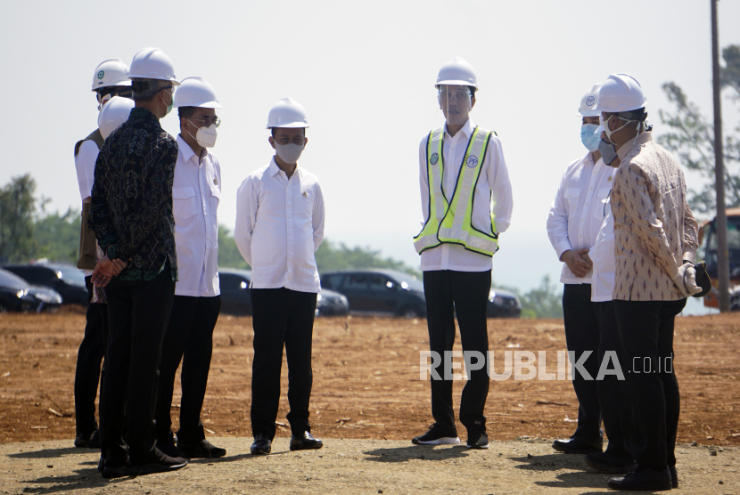 Presiden Joko Widodo (empat kanan) didampingi Kepala Badan Koordinasi Penanaman Modal (BKPM) Bahlil Lahadalia (lima kiri), Menteri Badan Usaha Milik Negara (BUMN) Erick Thohir (tiga kanan), Menteri Perhubungan Budi Karya Sumadi (empat kiri) dan jajaran menteri lainnya berbincang saat peninjauan Kawasan Industri Terpadu Batang dan Relokasi Investasi Asing ke Indonesia di Kedawung, Kabupaten Batang, Jawa Tengah, Selasa (30/6/2020). Dalam kunjungan tersebut, Presiden meninjau kesiapan pengembangan Kawasan Industri Terpadu Batang dengan luas lahan sekitar 4.000 hektare yang terintegrasi dengan jalan tol, stasiun, pelabuhan, dengan terdapat beberapa investor diantaranya dari negara Tiongkok, China, Jepang, Korea, Taiwan, dan Amerika dengan tujuan untuk membuka lapangan pekerjaan. ANTARA FOTO/Harviyan Perdana Putra/hp.