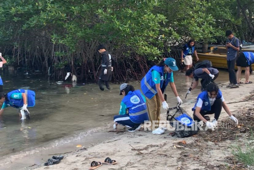 Kegiatan bersih-bersih di Pantai Binongko, Labuan Bajo, NTT, yang dilakukan Aqua, Kemenparekraf bersama Pandawara Group, Kamis (30/5/2024).