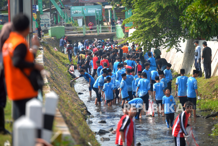 Santri dan pelajar mengikuti program kali bersih (Prokasih) Hari Santri Nasional 2023 pada salah satu sungai di Jejeran, Bantul, Yogyakarta, Selasa (24/10/2023).