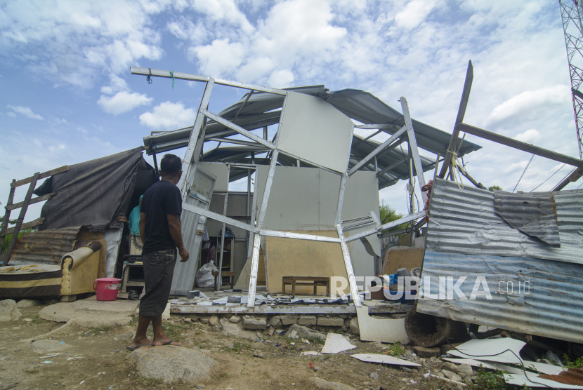 Warga menyaksikan rumahnya yang rusak berat akibat diterjang angin kencang. (Ilustrasi)