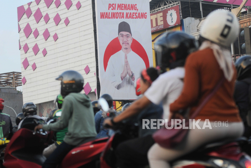 Pengendara motor melintas di dekat baliho bergambar Kaesang Pangarep di Jalan Margonda Raya, Depok, Jawa Barat. Walkot Depok buat edaran penertiban spanduk dan baliho. PSI sebut karena Kaesang.