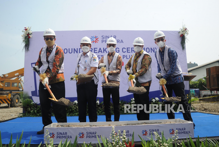 Head of Project Sinar Primera Group Marcus Linggo, Camat Penjaringan Depika Romadi, Direktur Sinar Primera Group Deddy Djaja Ria, Pembina Asosiasi Rantai Pendingin Indonesia Iwan Yahya , Head of Sinar Primera Group Hong Kah Jin (dari kiri) mengangkat skop saat //groundbreaking cold storage //Sinar Primera Logistic Hub di Jakarta, Rabu (21/9/2022). Cold storage Sinar Primera Logistic Hub Pluit ini dibangun di atas lahan seluas ±3.290 m2 dengan total luas bangunan ±3.806 m2 yang terbagi menjadi 2 lantai dengan kapasitas total lebih dari 4.000 ton. Diharapkan dapat berkontribusi terhadap kebutuhan cold storage di Indonesia bagi penggiat bisnis frozen atau perishable food, maupun kegiatan pengiriman industri farmasi, komoditi pertanian serta barang. Foto: Tahta Aidilla/Republika