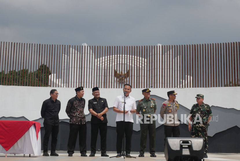 Penjabat (Pj) Gubenur Jawa Barat, Bey Machmudin memberikan sambutan saat peresmian taman hasil revitalisasi Monumen Perjuangan Jawa Barat di Kota Bandung, Kamis (28/12/2023).