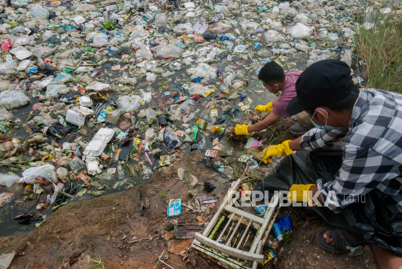 Pemerintah Kabupaten Bekasi, Jawa Barat, mulai mengangkut sampah sepanjang 1,5 kilometer yang menumpuk di aliran Kali Pasir, Desa Satria Jaya, Kecamatan Tambun Utara, Kabupaten Bekasi (ilustrasi).