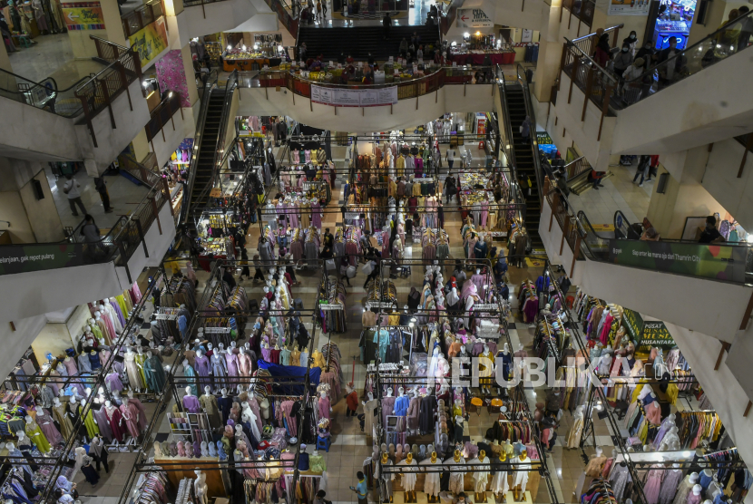 Suasana pusat perbelanjaan Thamrin City di Jakarta, Senin (3/5/2021). Warga mulai mendatangi mal atau pusat perbelanjaan untuk berbelanja menyambut Idul Fitri 1422 Hijriah.
