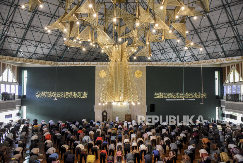 Jamaah melaksanakan ibadah Sholat Jumat di Masjid Al Ukhuwah, Jalan Wastukencana, Kota Bandung. Naskah Khutbah Jumat: Mendalami Makna Ar-Rahman dan Ar-Rahiim